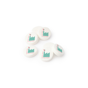 staand doosje met 100 gram Bedrukte Pepermuntjes 22mm